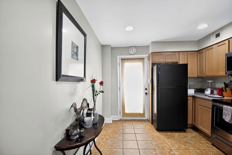 Full-size fridge, microwave, oven, dishwasher