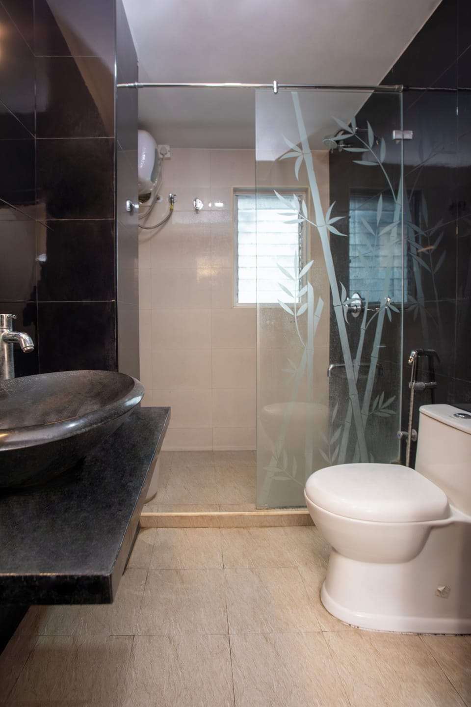 Deluxe Room | Bathroom | Shower, free toiletries, towels
