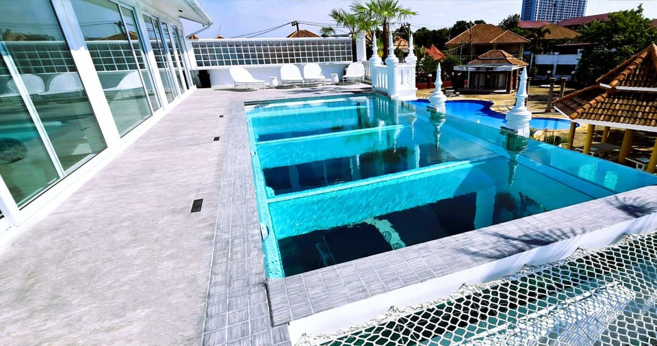 Outdoor pool, sun loungers