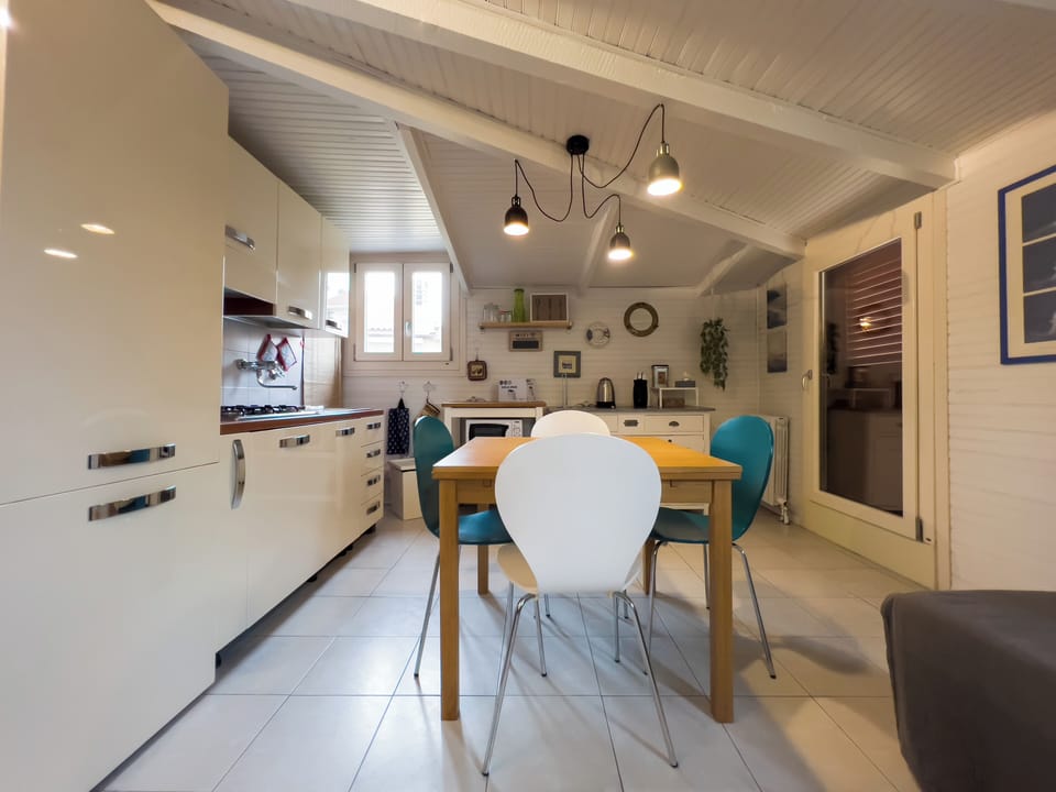 Apartment, Balcony | In-room dining
