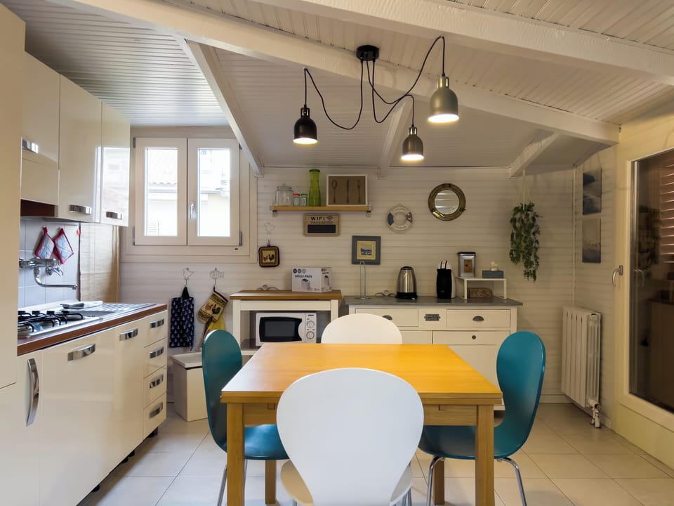 Apartment, Balcony | In-room dining