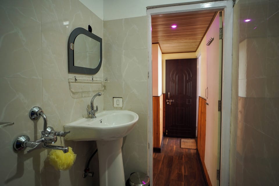 Standard Room | Bathroom | Shower, free toiletries, towels, soap