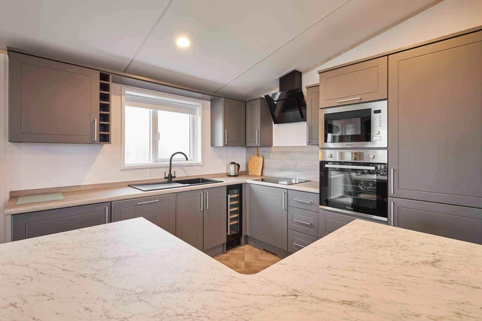 House | 2 bedrooms, desk