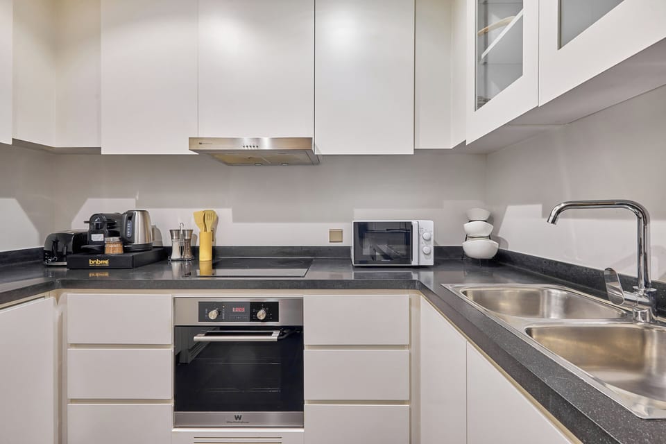 Premium Apartment, 1 Bedroom | Private kitchen | Fridge, microwave, oven, stovetop