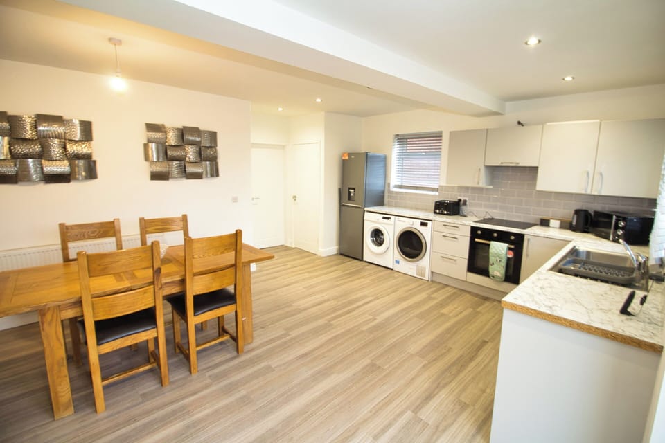 House | Private kitchen | Fridge, microwave, oven, stovetop