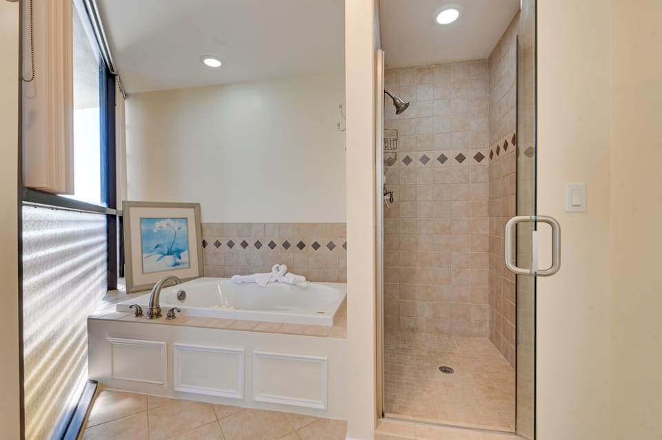 Oceanfront Escape on Wilbur Beach! Cottage in Wilbur-By-The-Sea