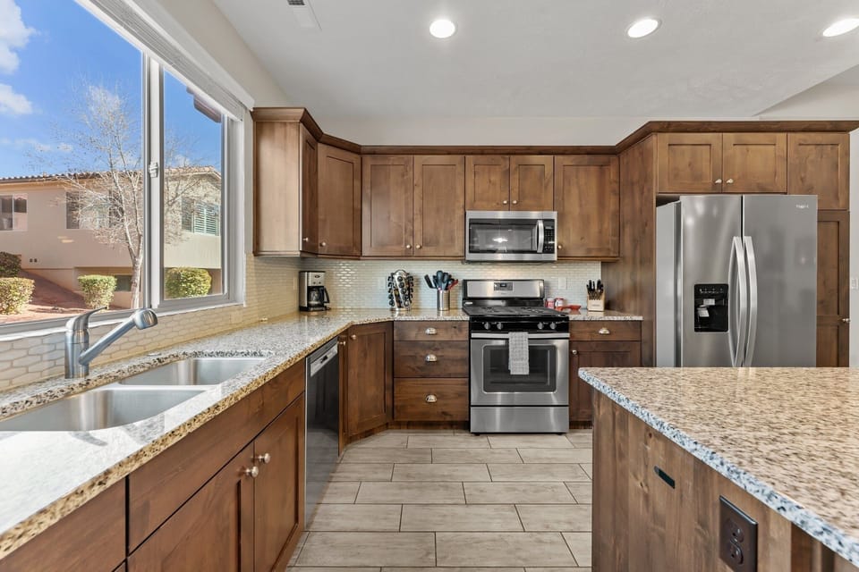 House, 3 Bedrooms | Private kitchen | Fridge, oven, stovetop, coffee/tea maker