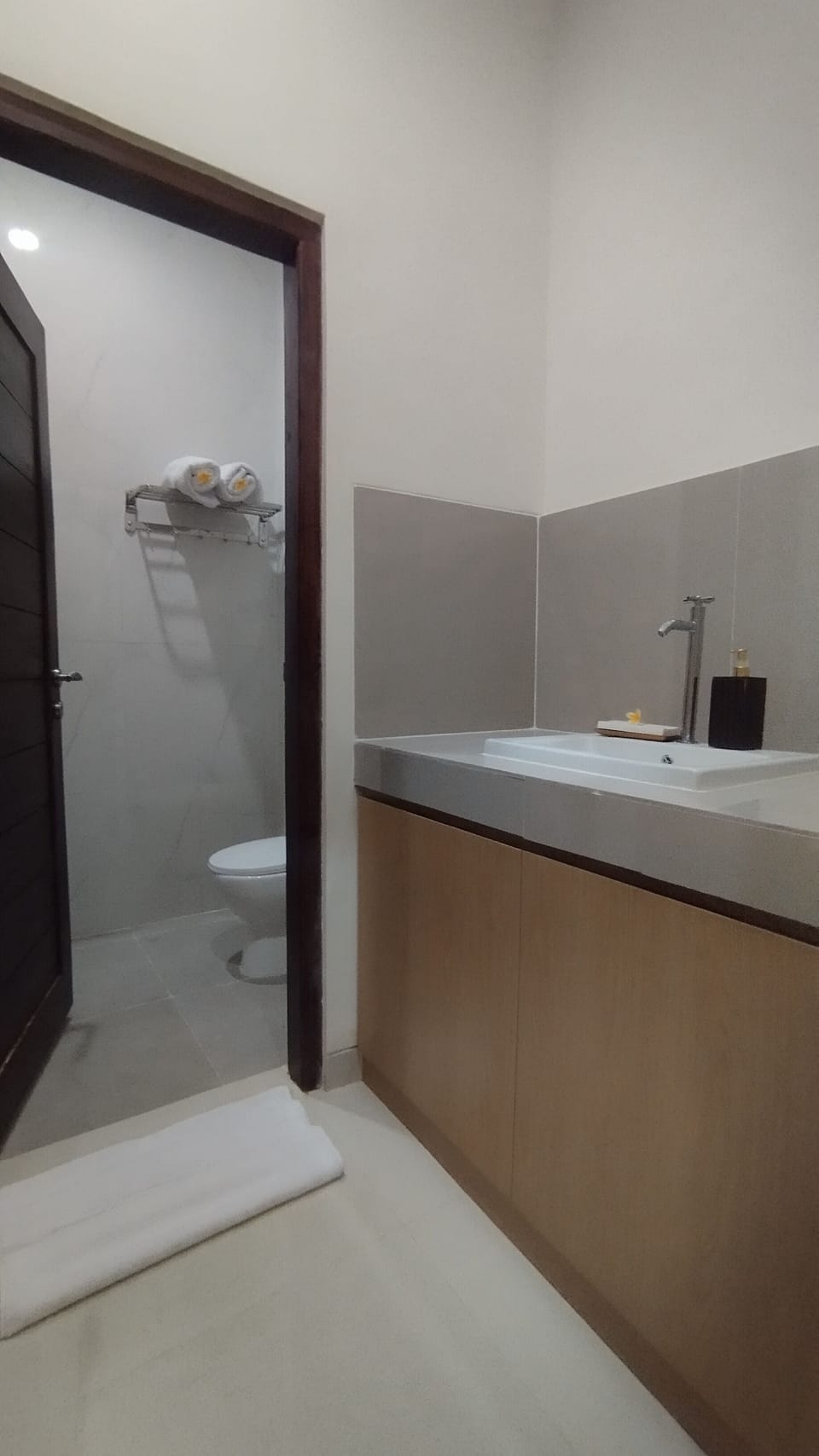 Deluxe Double Room | Bathroom | Shower, towels, soap, shampoo