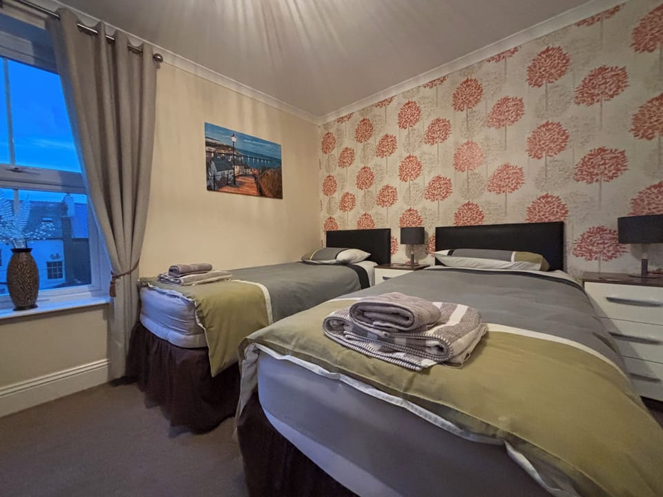 Standard Twin Room | Desk, iron/ironing board (on request), WiFi (free)