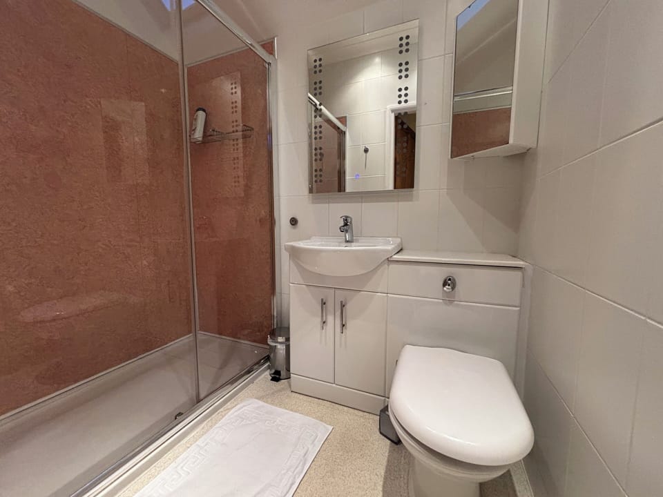 Standard Double Room, Non Smoking | Bathroom | Shower, free toiletries, hair dryer (on request), towels