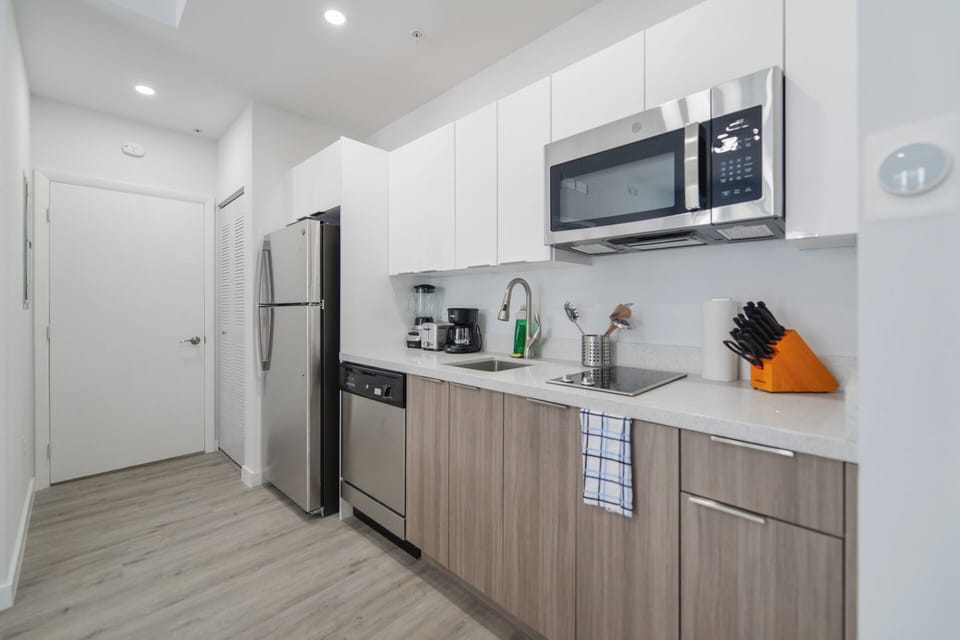 Apartment, Balcony, City View | In-room dining