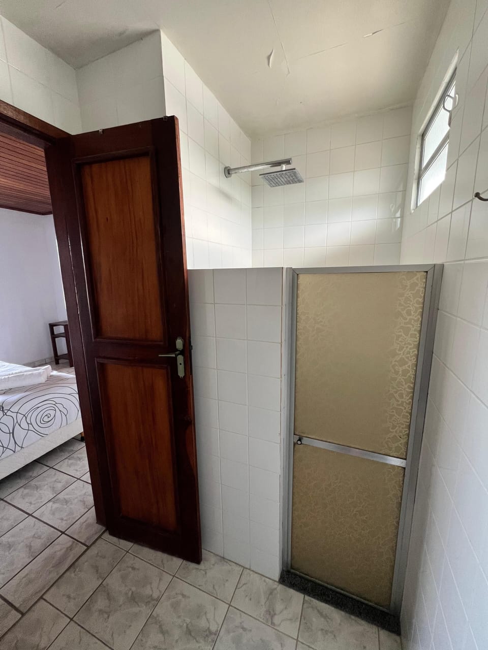 Standard Room | Bathroom | Shower, hydromassage showerhead, free toiletries, towels