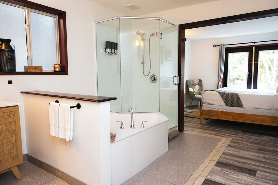 Deluxe Room, 1 King Bed, Ocean View | Free WiFi