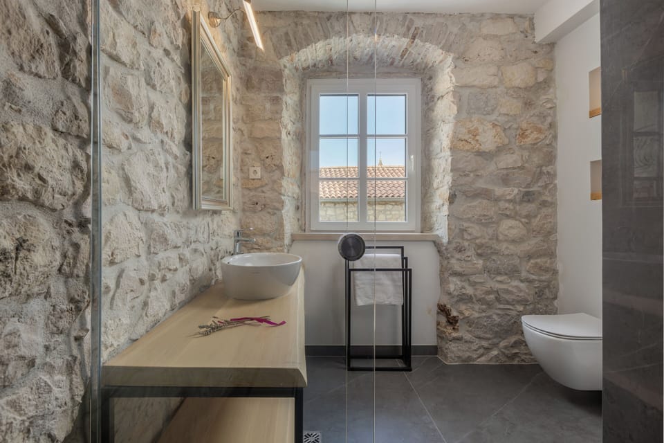 Deluxe Double Room, Garden View | Laptop workspace, free WiFi