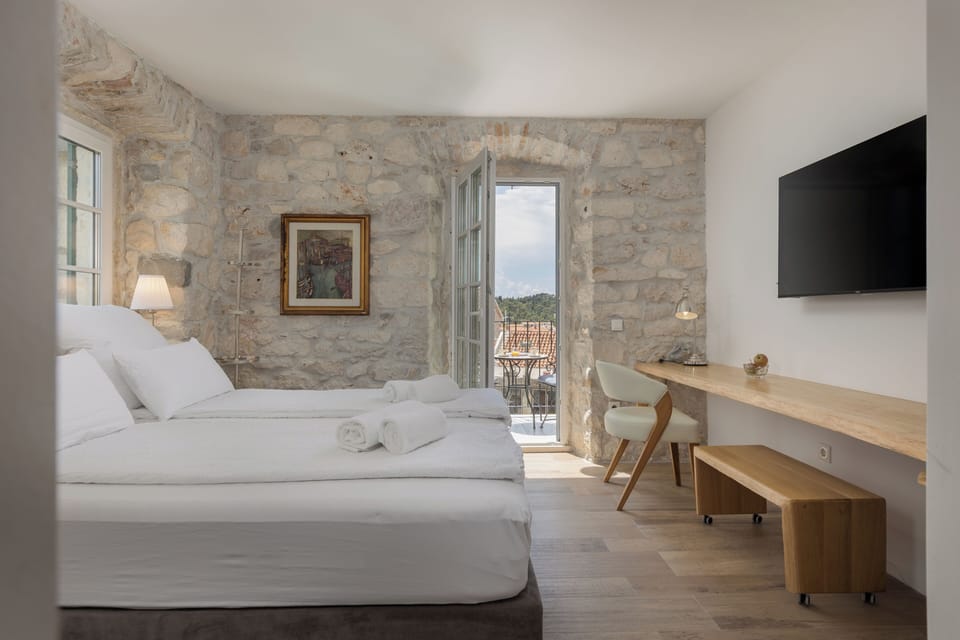 Deluxe Double Room, Garden View | Laptop workspace, free WiFi