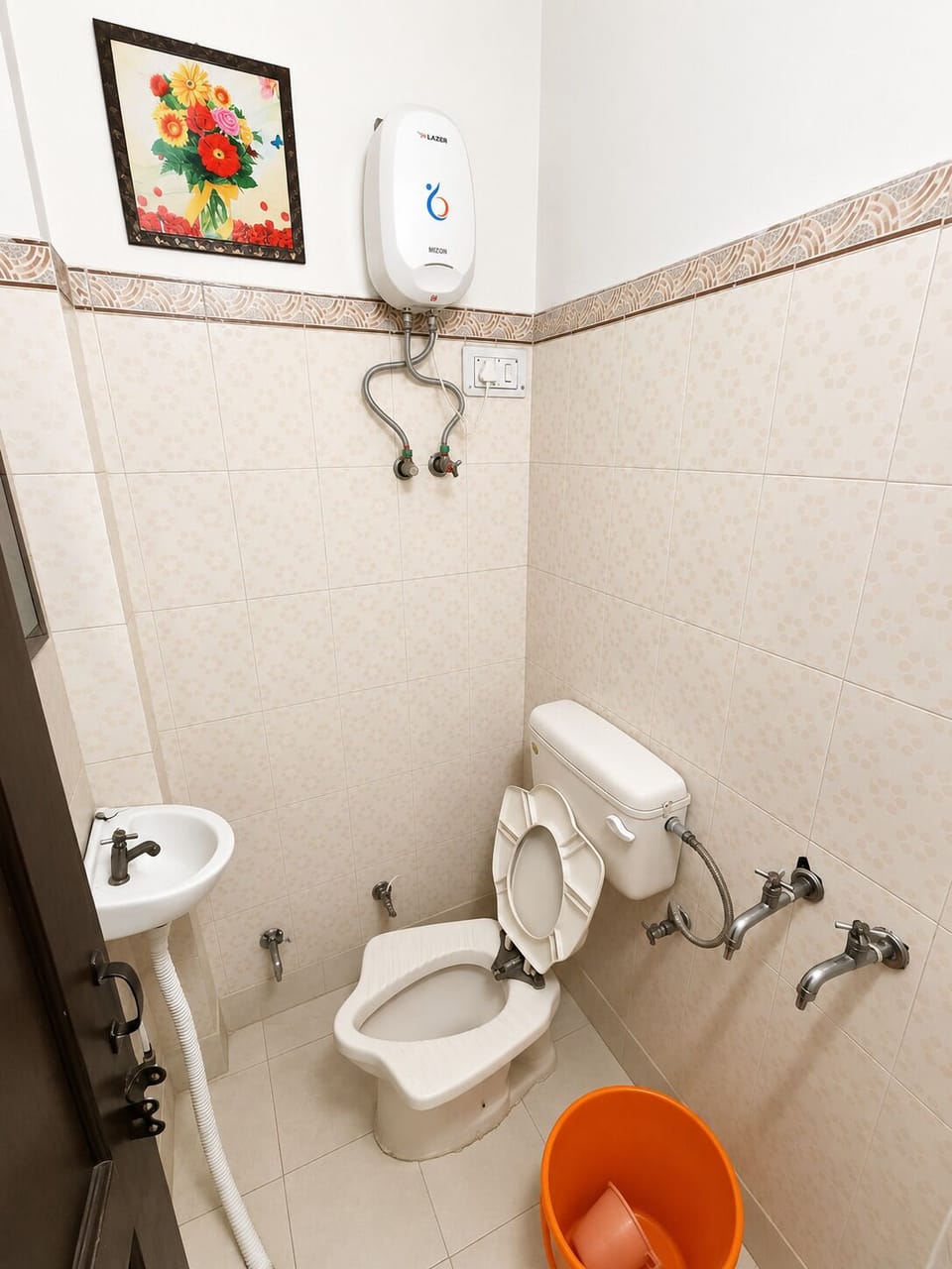 Deluxe Room, City View | Bathroom | Shower, free toiletries, slippers, towels