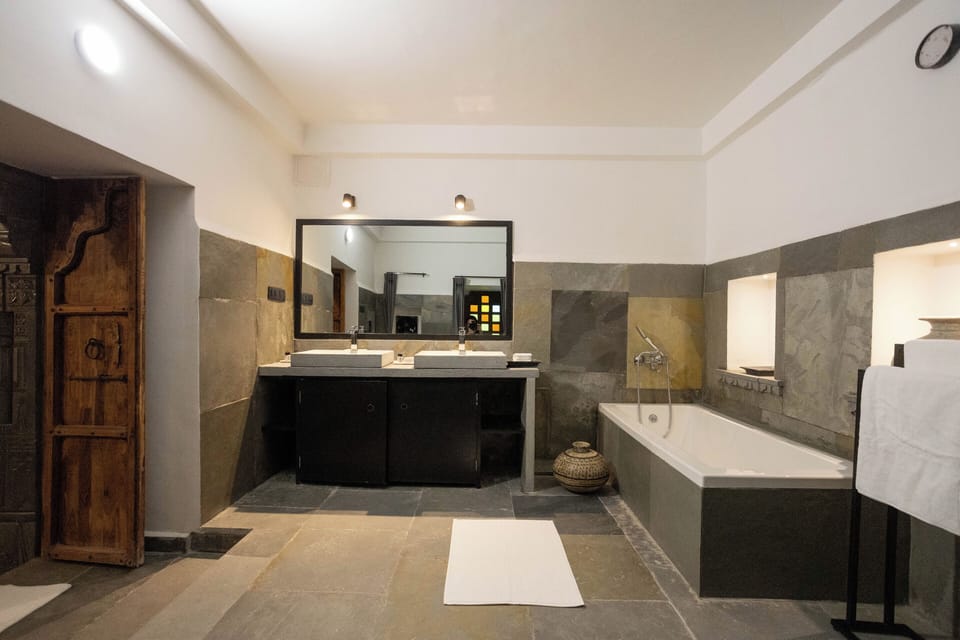 Executive suite | Bathroom | Shower, rainfall showerhead, free toiletries, hair dryer