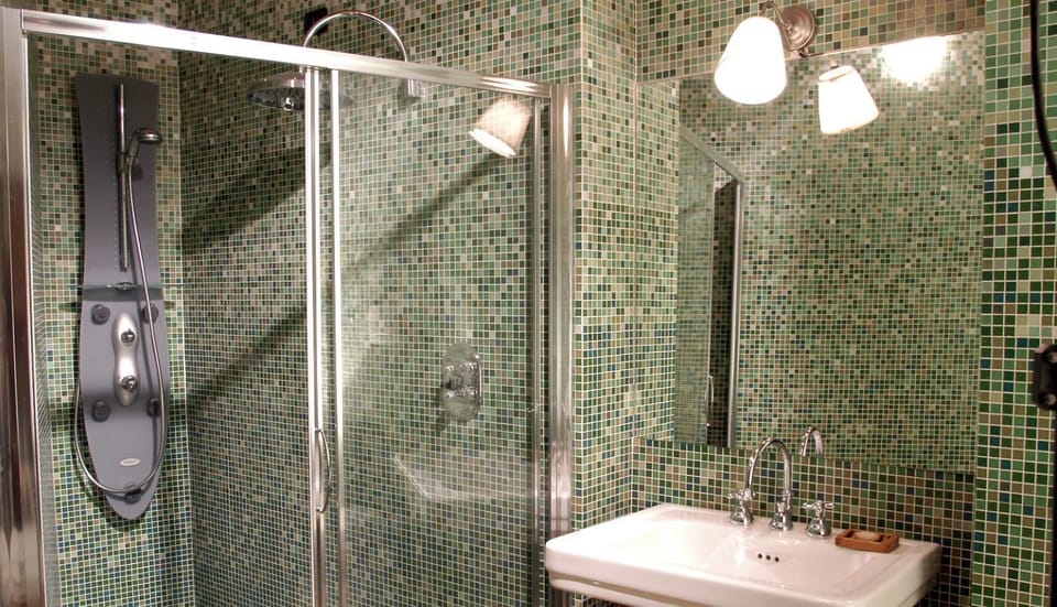 Junior Suite | Bathroom | Shower, rainfall showerhead, free toiletries, hair dryer