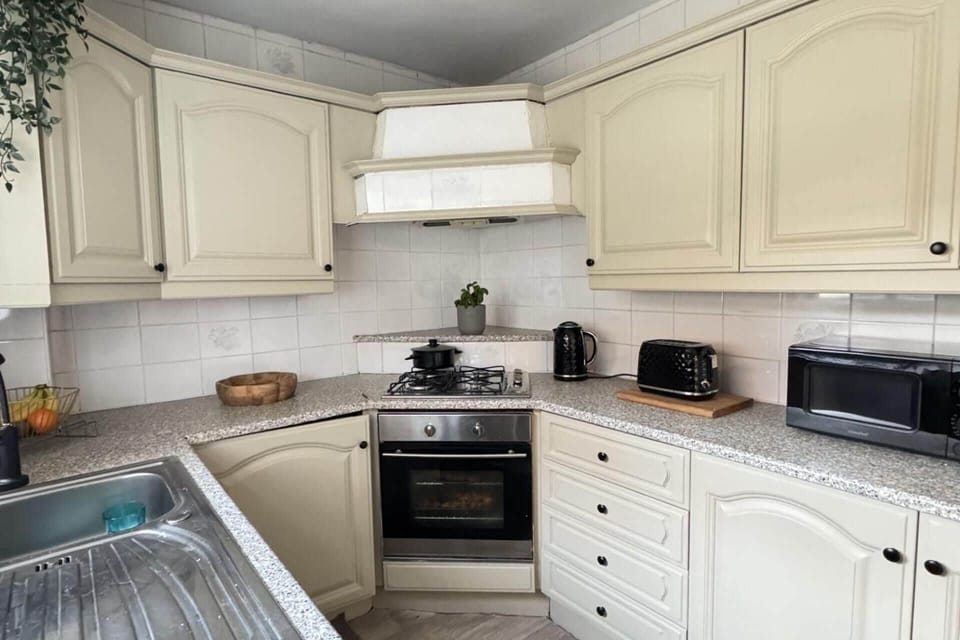 House | Private kitchen | Fridge, microwave, oven, stovetop