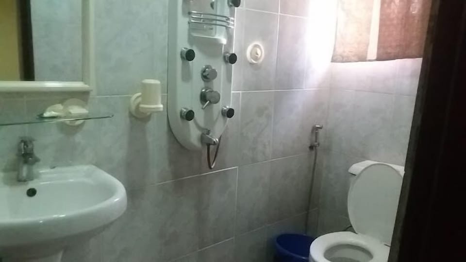 Deluxe Room, Balcony, City View | Bathroom | Hair dryer, towels, soap, shampoo