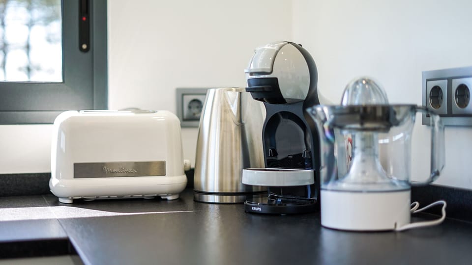Microwave, oven, dishwasher, coffee/tea maker