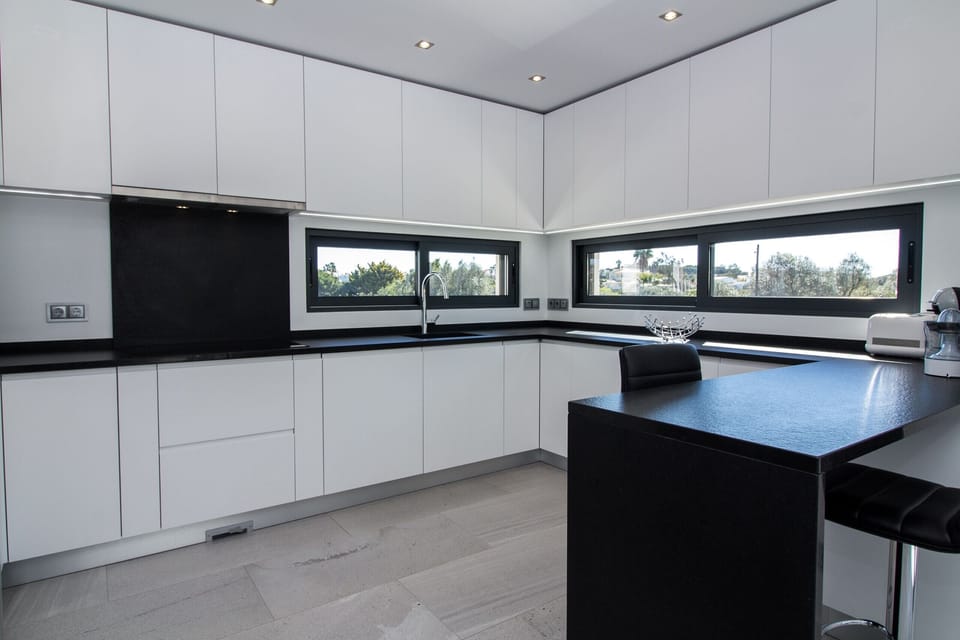 Microwave, oven, dishwasher, coffee/tea maker