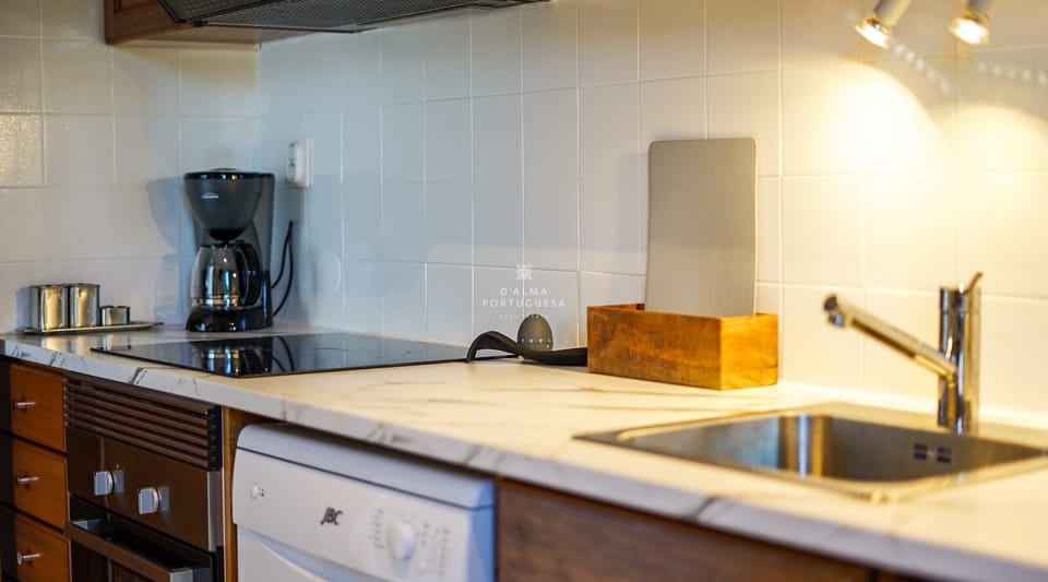 Microwave, oven, dishwasher, coffee/tea maker