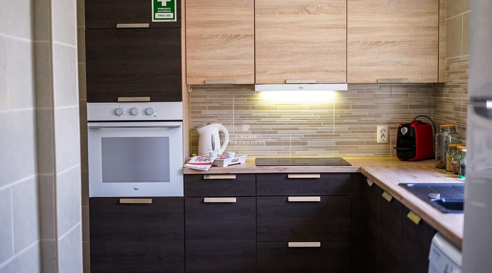 Microwave, oven, dishwasher, coffee/tea maker