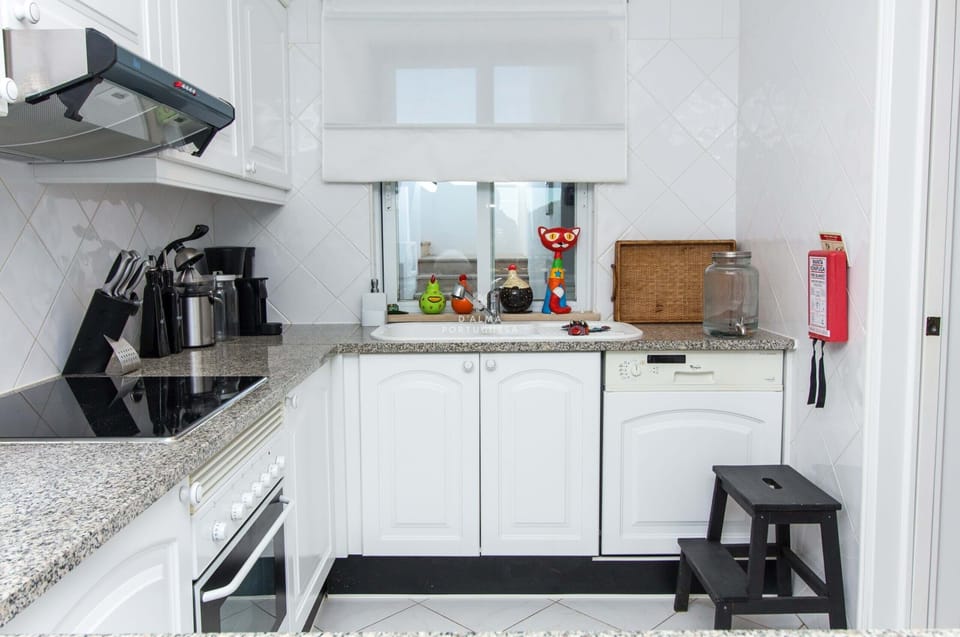 Microwave, dishwasher, coffee/tea maker, cookware/dishes/utensils