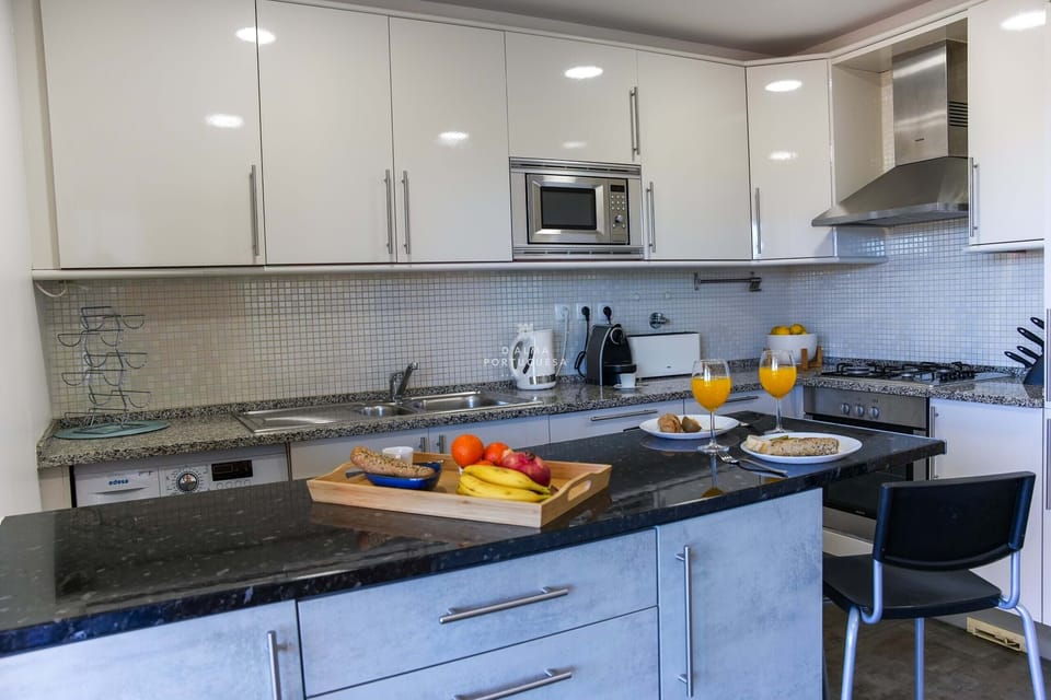 Microwave, oven, dishwasher, coffee/tea maker