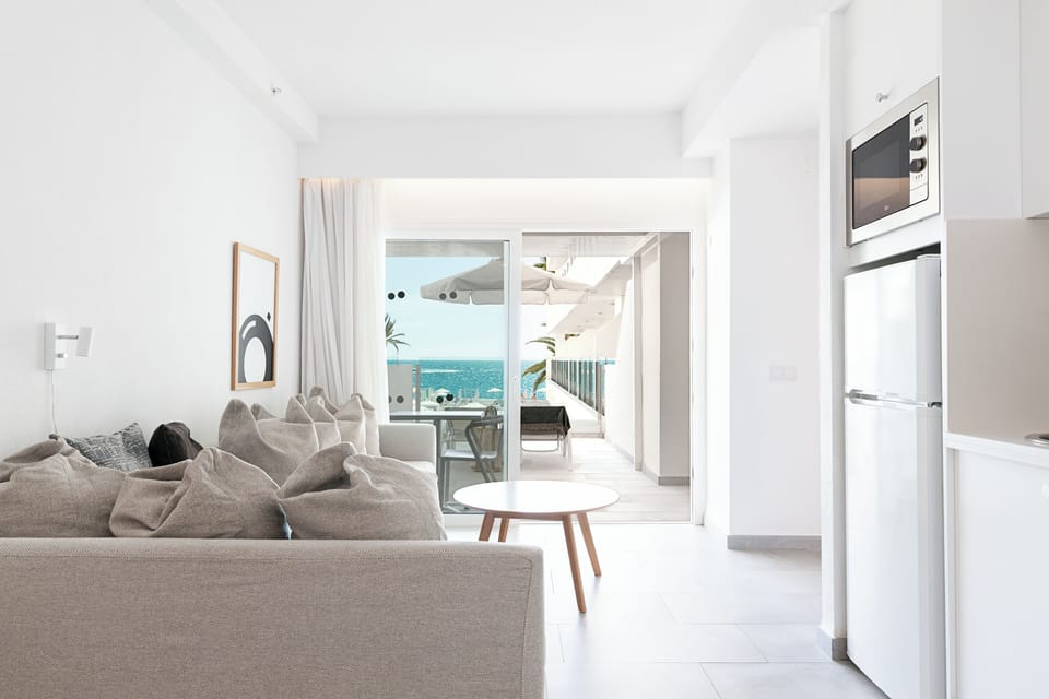 Family Apartment, Sea View ALB | Living area | 42-inch TV with digital channels, table tennis, books