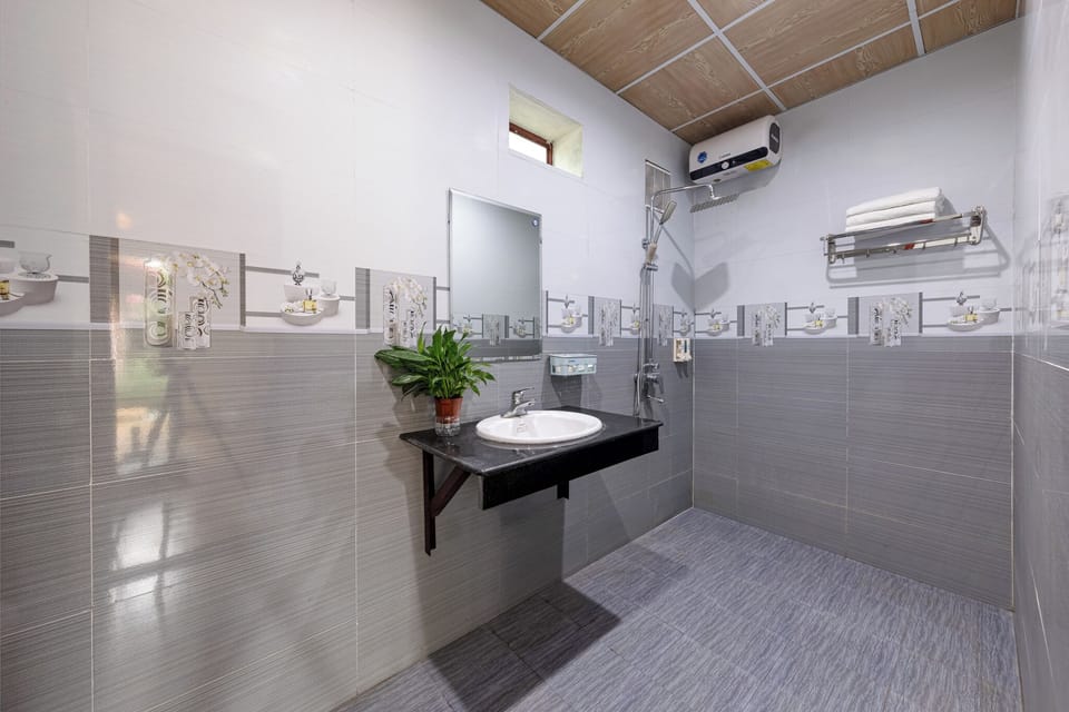Shower, hair dryer, slippers, bidet