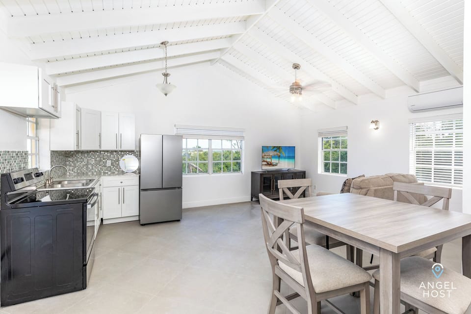 Apartment, 1 Queen Bed | Private kitchen