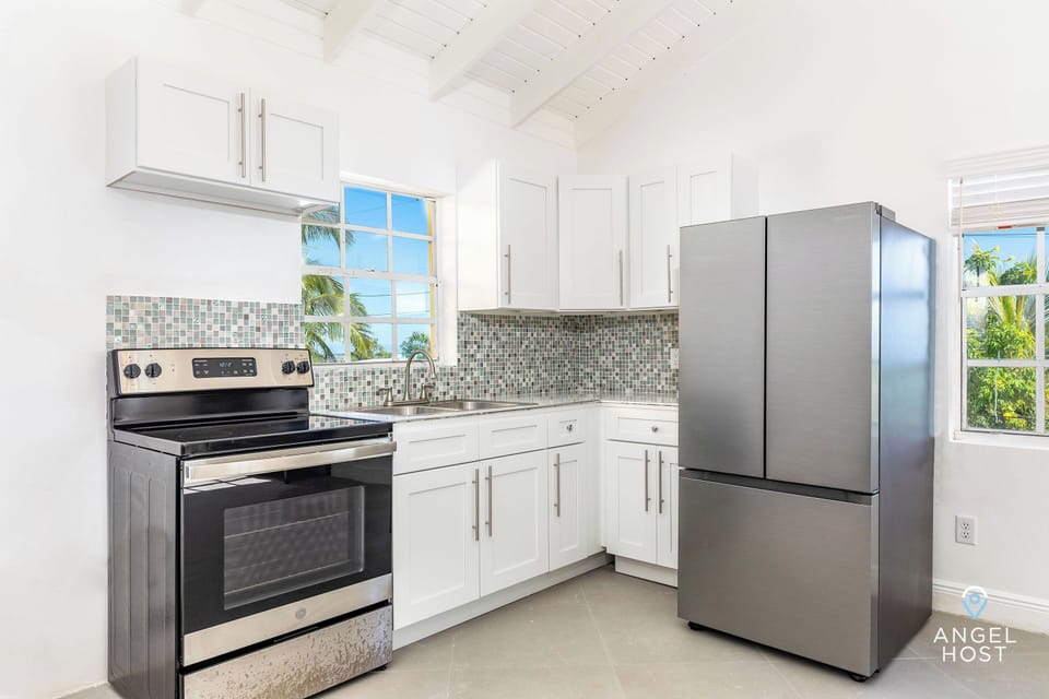 Apartment, 1 Queen Bed | Private kitchen