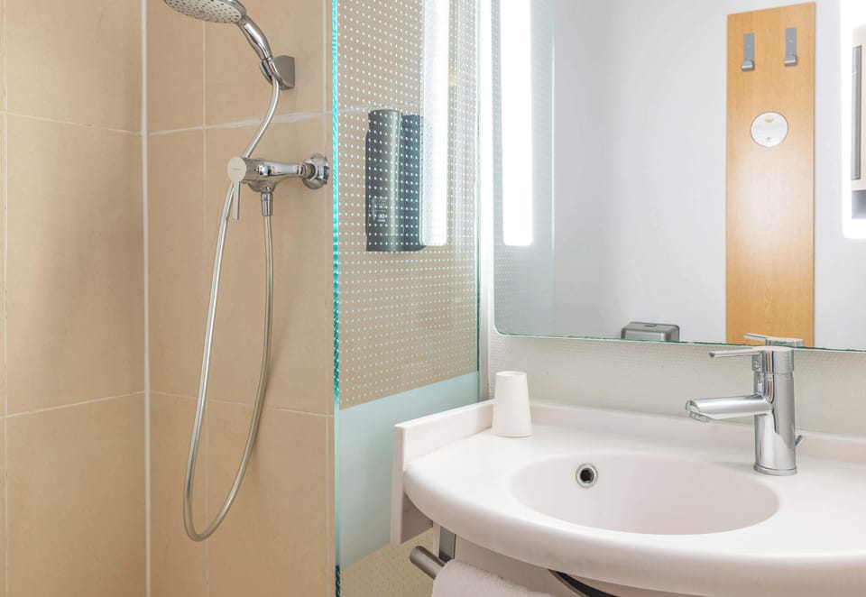 Shower, towels