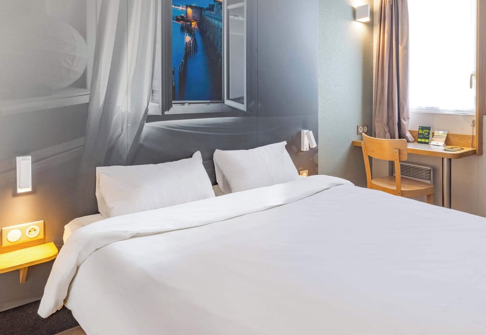 Premium bedding, desk, soundproofing, free cribs/infant beds