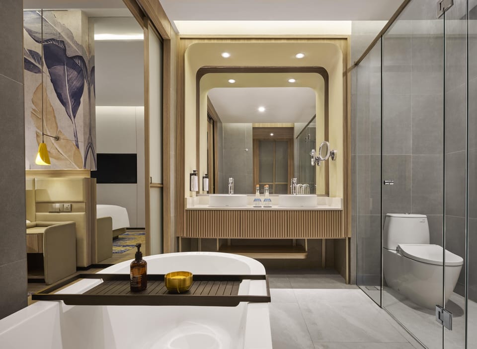 Deluxe Suite, 1 Bedroom, City View | Bathroom | Free toiletries, hair dryer, bathrobes, slippers