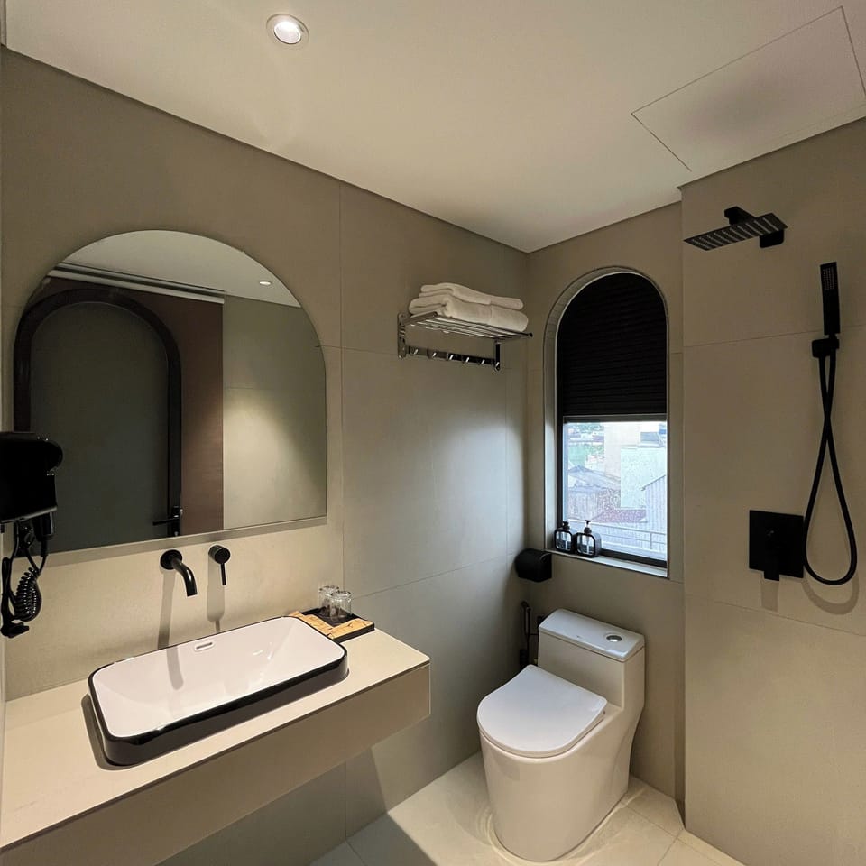 Deluxe Double Room, Balcony | Bathroom | Hair dryer, bathrobes, slippers, towels