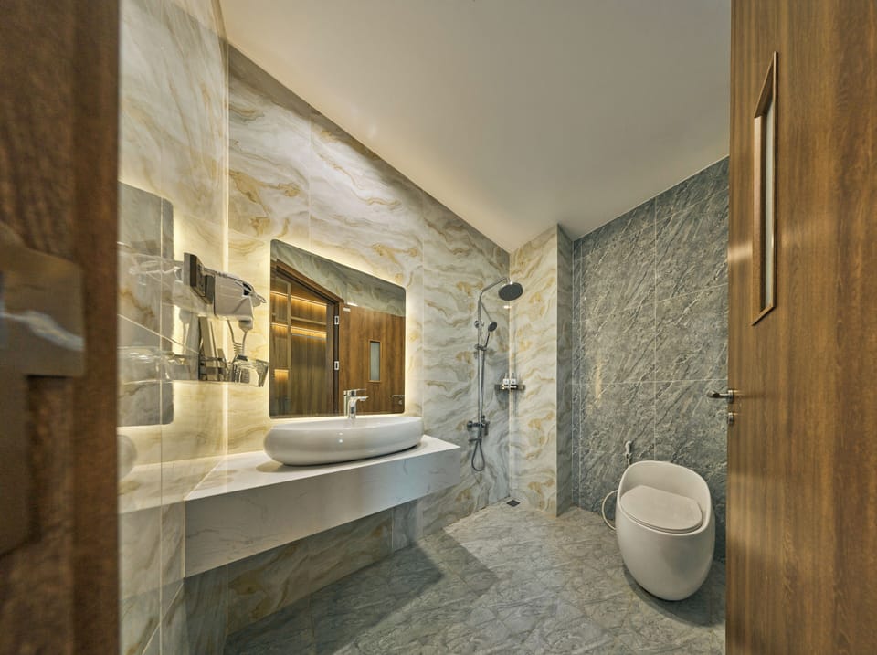 Deluxe Double Room, City View | Bathroom | Combined shower/tub, rainfall showerhead, free toiletries, hair dryer
