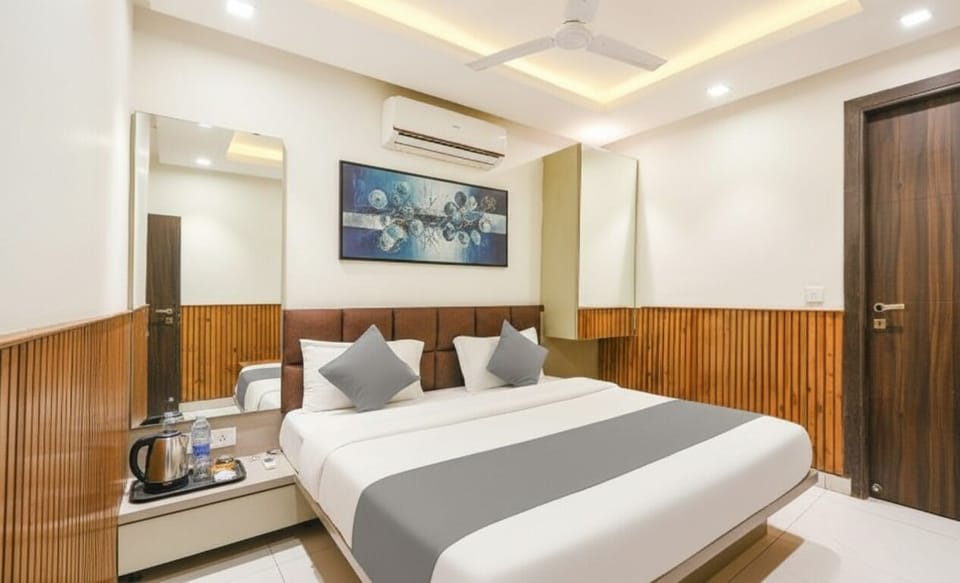 Deluxe Room, City View | Hypo-allergenic bedding, desk, laptop workspace, blackout drapes