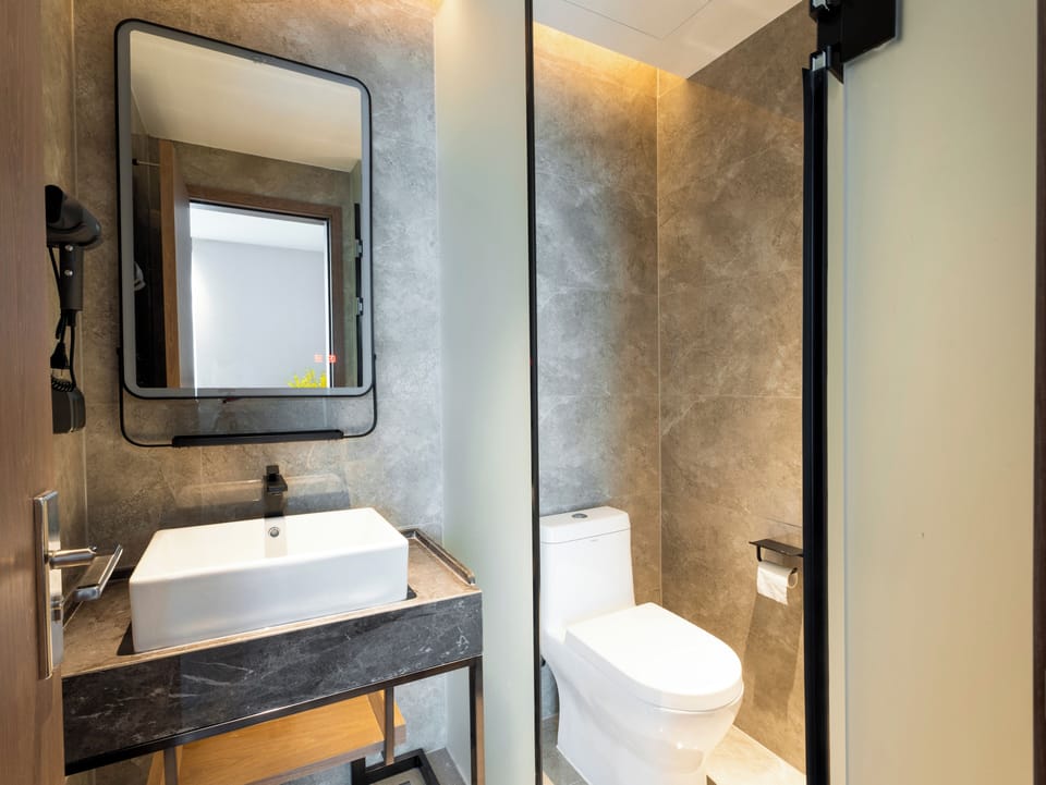 Executive Studio Suite | Bathroom | Shower, free toiletries, hair dryer, slippers