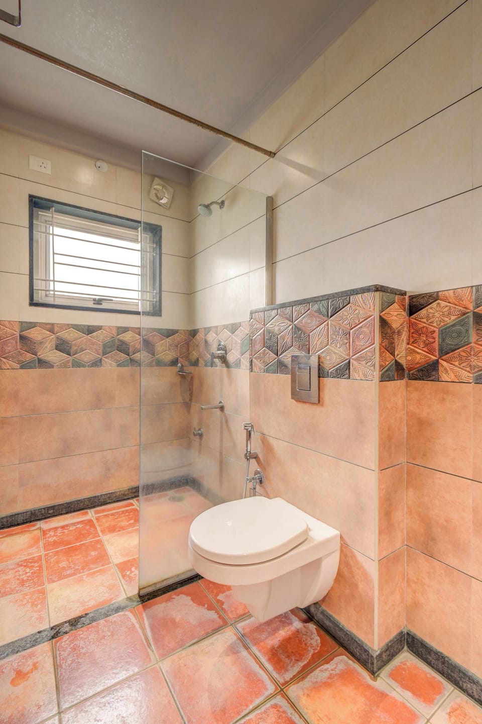 Deluxe Room | Bathroom | Free toiletries, towels, soap, shampoo