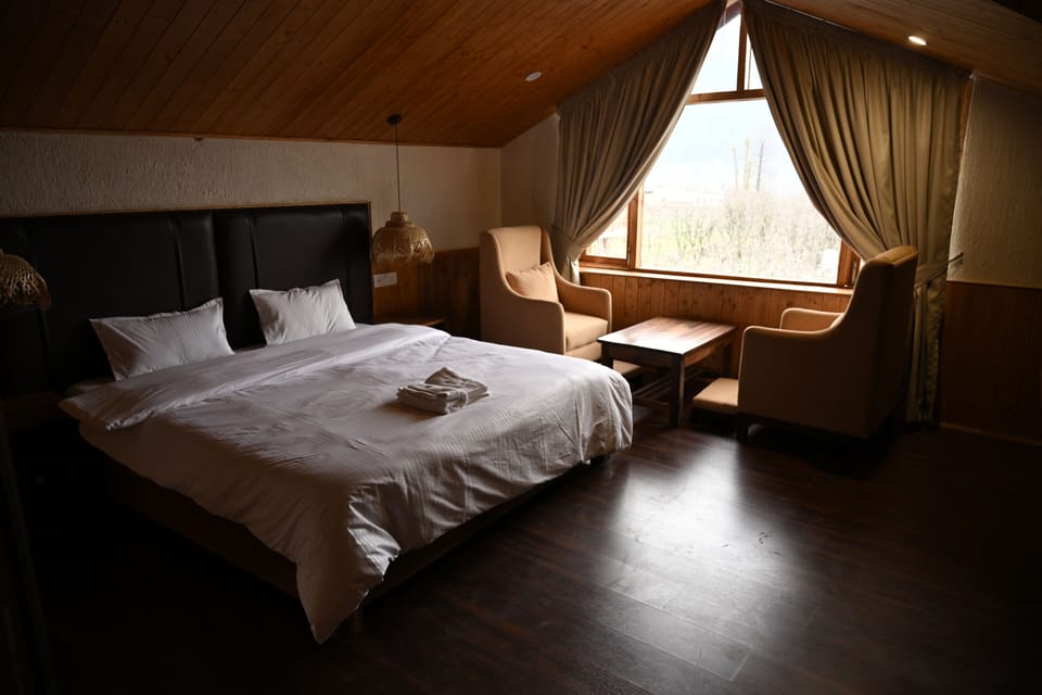 Luxury Room | Minibar, desk, free WiFi