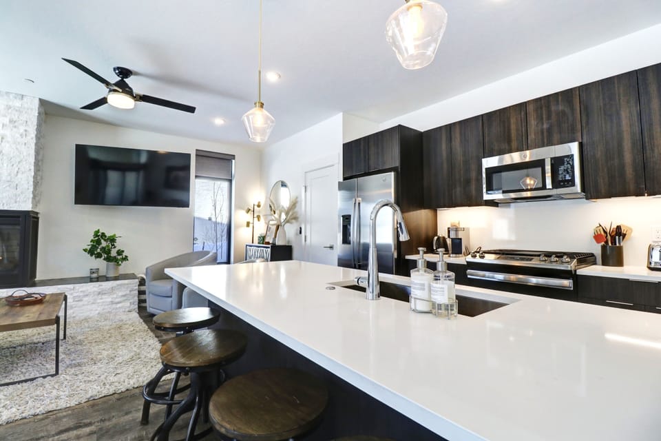 Condo, 2 Bedrooms | Private kitchen | Fridge, oven, coffee/tea maker, toaster