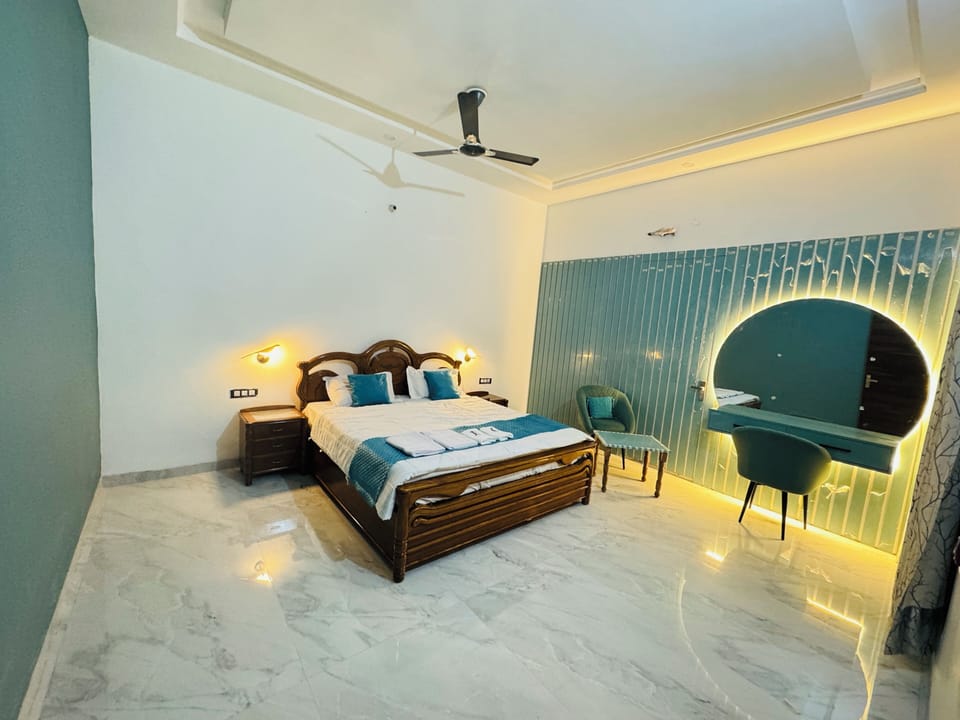 Superior Double Room | In-room safe, desk, laptop workspace, blackout drapes
