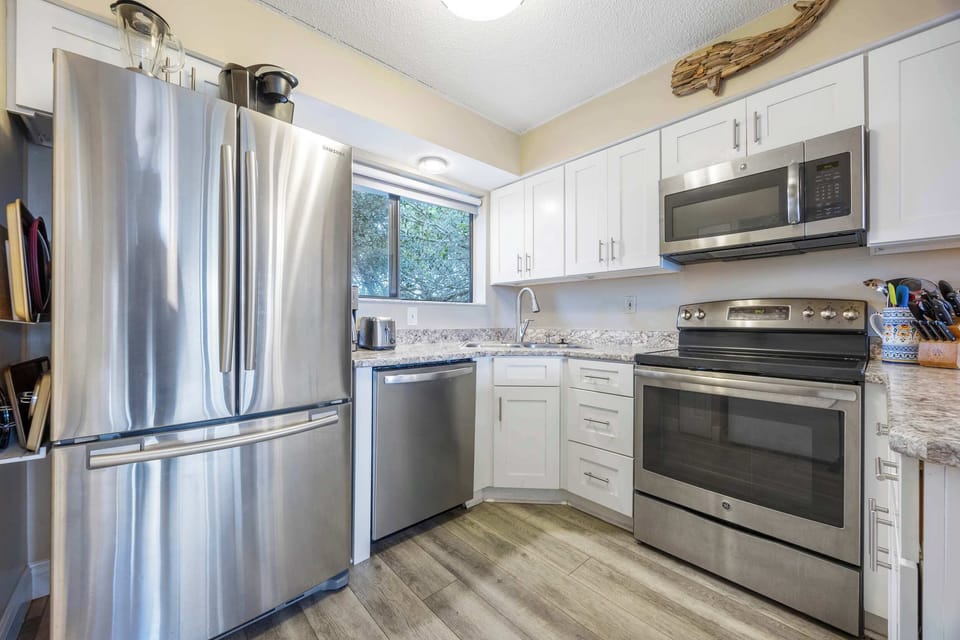 Condo, Multiple Beds, Fireplace, Garden View (Treetop Beach Condo) | Private kitchen | Fridge, microwave, oven, stovetop