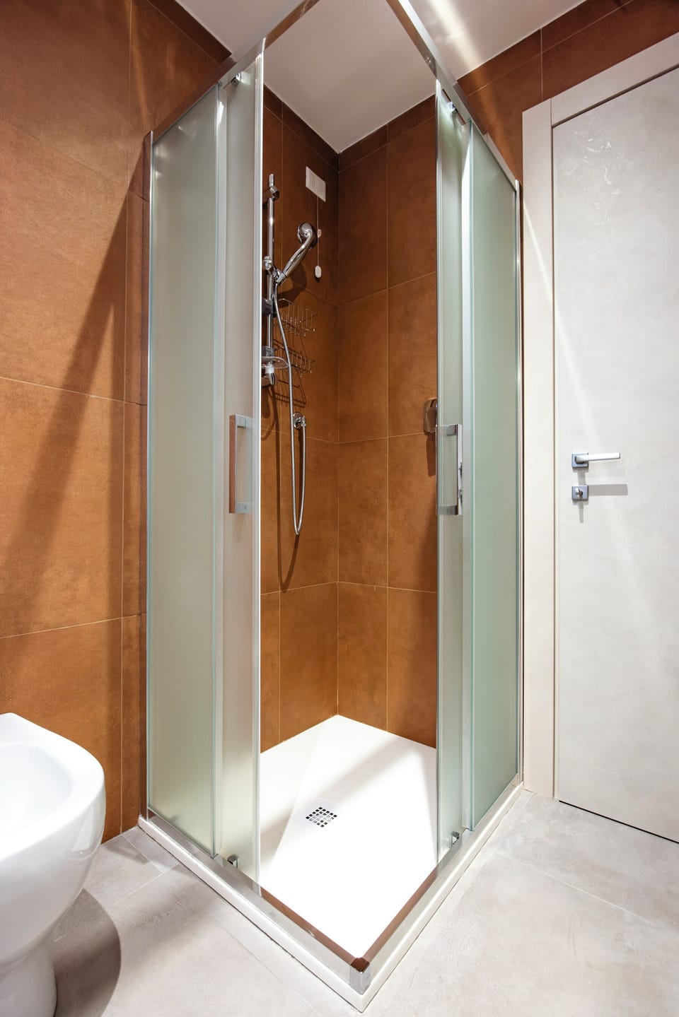 01 - Suite Comfort | Bathroom | Shower, hair dryer, bidet, towels