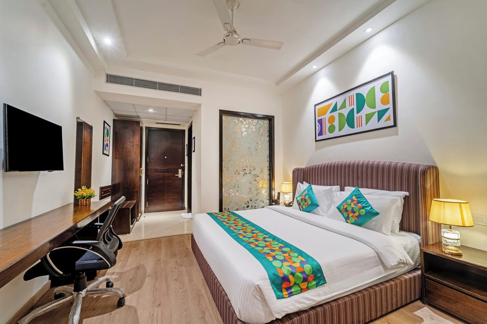 Deluxe Room | Individually furnished, desk, blackout drapes, iron/ironing board