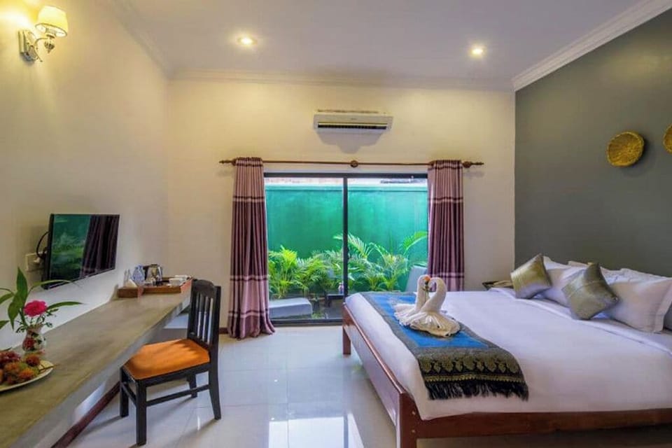 Deluxe Apartment | In-room safe, desk, laptop workspace, iron/ironing board