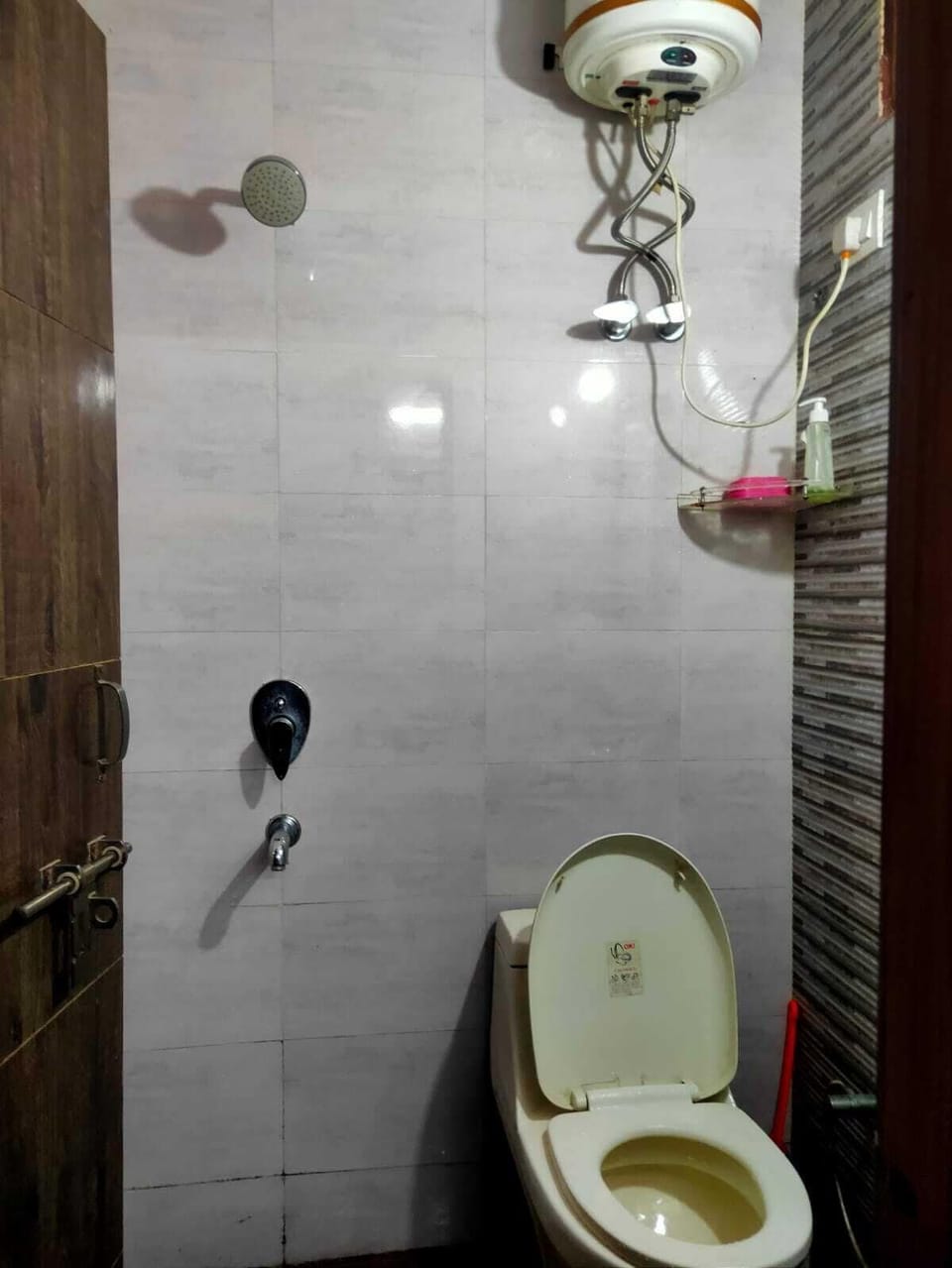 Standard Double Room, City View | Bathroom | Shower, free toiletries, towels, soap